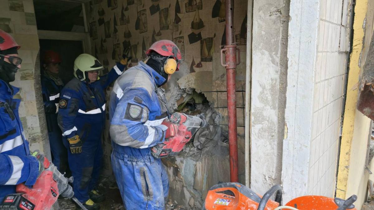 У Києві врятували чоловіка з-під завалів зруйнованого будинку: деталі операції (фото, відео)