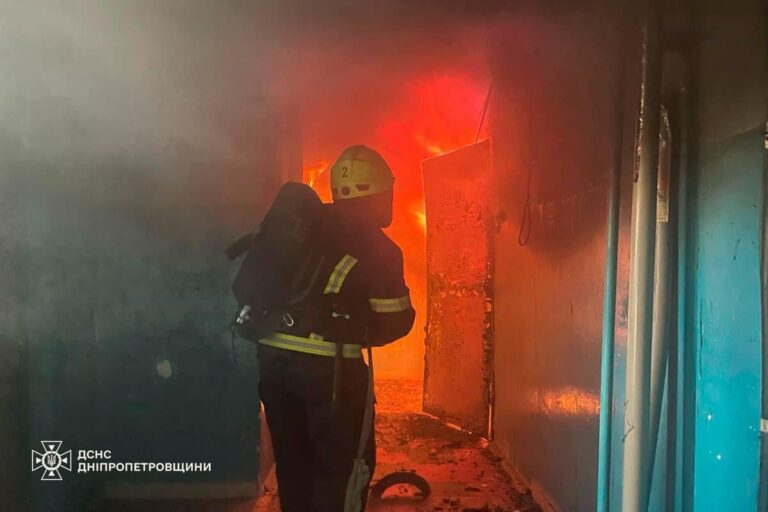 Росіяни масовано вдарили по Лозовій на Харківщині: пошкоджено вокзал, поранені діти