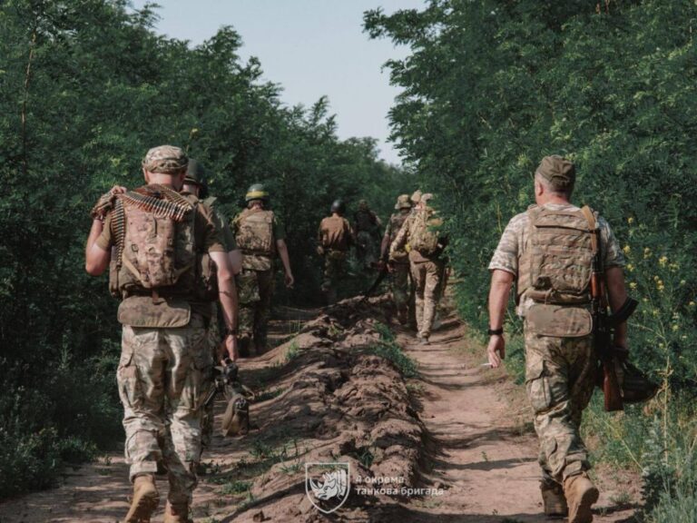 Українські захисники на сході вважають, що мир усе ще здається далеким, - The Independent