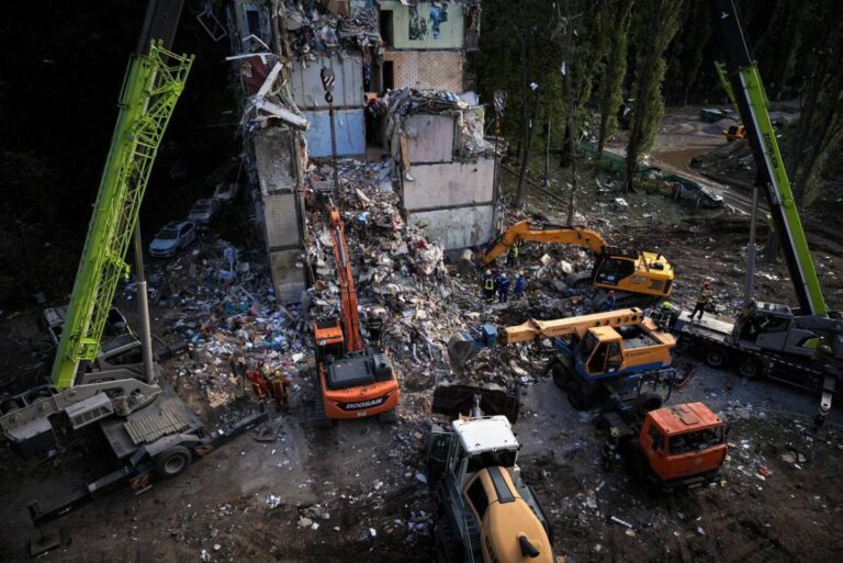 Рятувальна операція завершена: жертвою удару Росії по будинку в Києві стала 31 особа (фото)