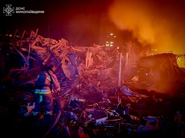 Росіяни завдали ракетного удару по Миколаєву: у місті пожежі, є постраждалі (фото)