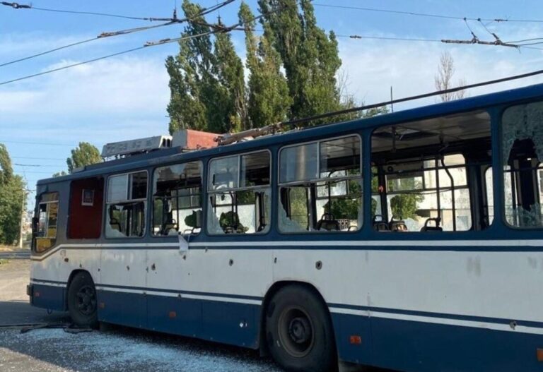 У передмісті Херсона окупанти вдарили по пасажирському автобусу: є загиблі та поранені