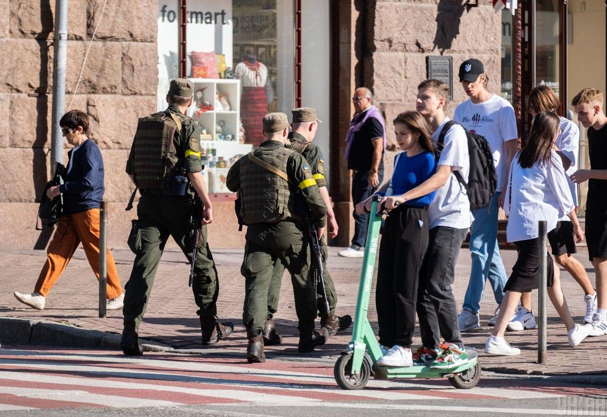 Зеленьский запропонував дозволити українцям до 22 років виїжджати за кордон