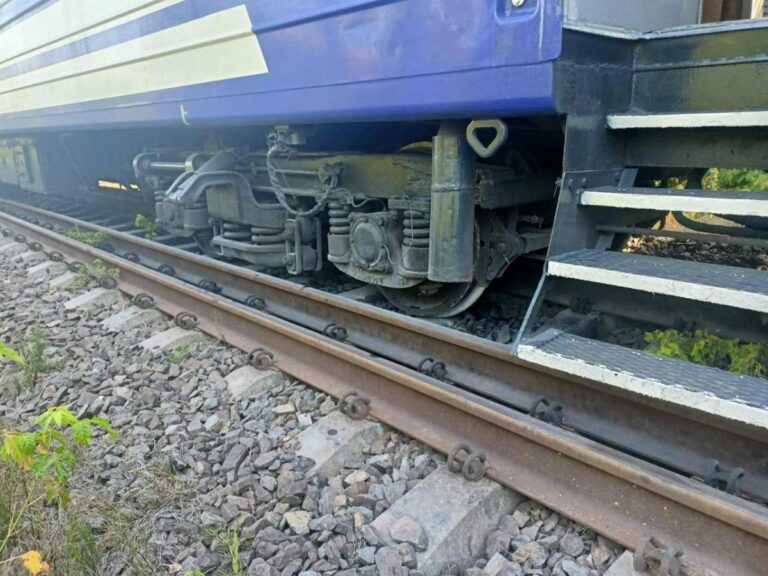 На Закарпатті зійшли з колії кілька вагонів пасажирського поїзда: що відомо