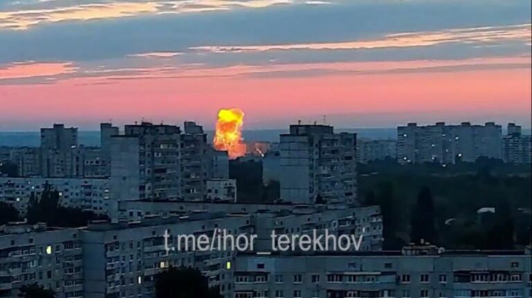 РФ прицільно атакувала будинок в Харкові: під завалами ще можуть бути люди (відео)