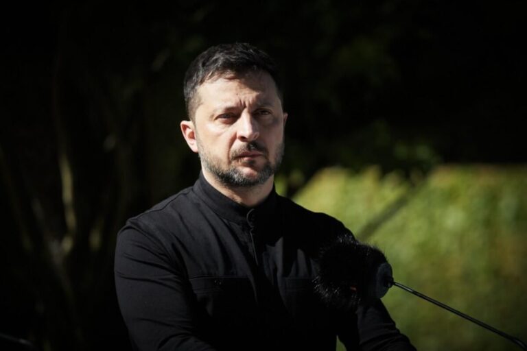 Зеленський вдарив санкціями по тих, хто допомагає ВПК Росії та її "тіньовому флоту"