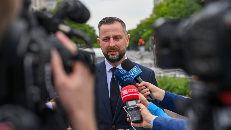 Повітряний простір Польщі порушили більше десяти обʼєктів, - міністр оборони країни