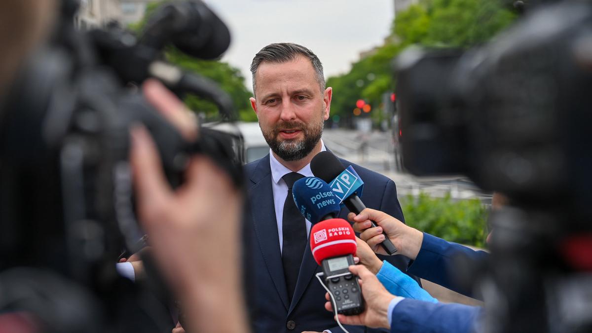 Повітряний простір Польщі порушили більше десяти обʼєктів, - міністр оборони країни