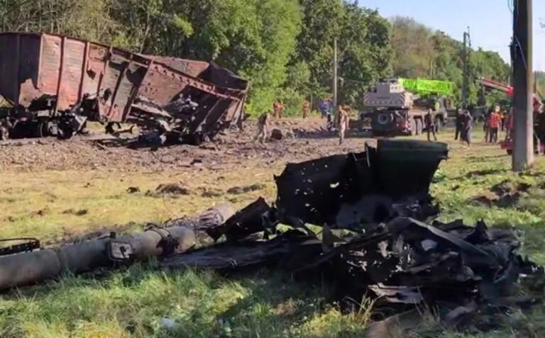 Пошкодження залізничної інфраструктури біля Фастова: ЗМІ показали кадри з місця вибухів