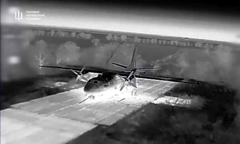 у-криму-спецпризначенці-спалили-два-росіиські-літаки-ан-26-д-e58416ac