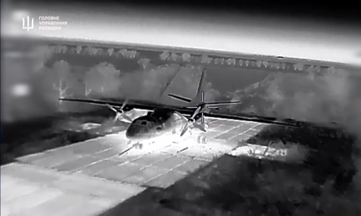 у-криму-спецпризначенці-спалили-два-росіиські-літаки-ан-26-д-e58416ac