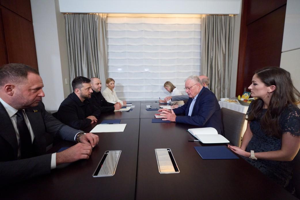 зеленськии-провів-переговори-з-келлогом-перед-зустріччю-з-тр-16f87762