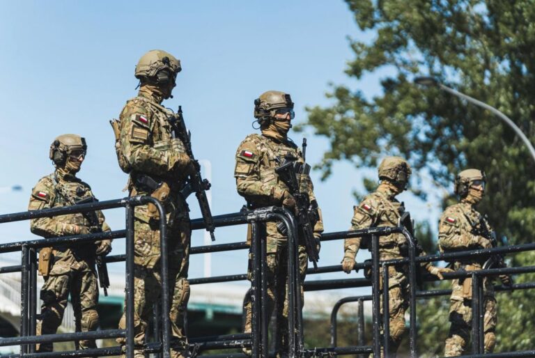 польща-розгортає-10-тисяч-віиськових-для-захисту-критичноі-і-208957e2