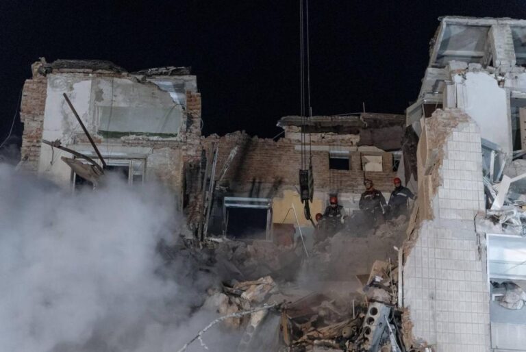 понад-20-людеи-можуть-перебувати-під-завалами-будинку-у-терн-2b83f97b