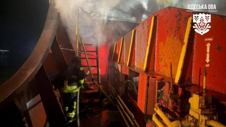 рф-атакувала-одещину-у-порту-загорілося-цивільно-судно-є-руи-e9686775