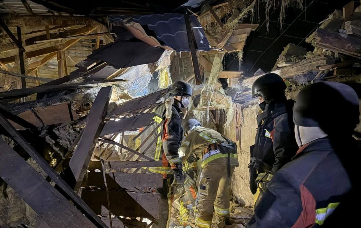 росіяни-скинули-авіабомби-на-ізюм-загинуло-подружжя-у-місті--35ca6087