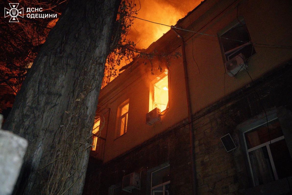 у-середмісті-одеси-дрон-вдарив-у-житловии-будинок-відомі-нас-45fa57c8