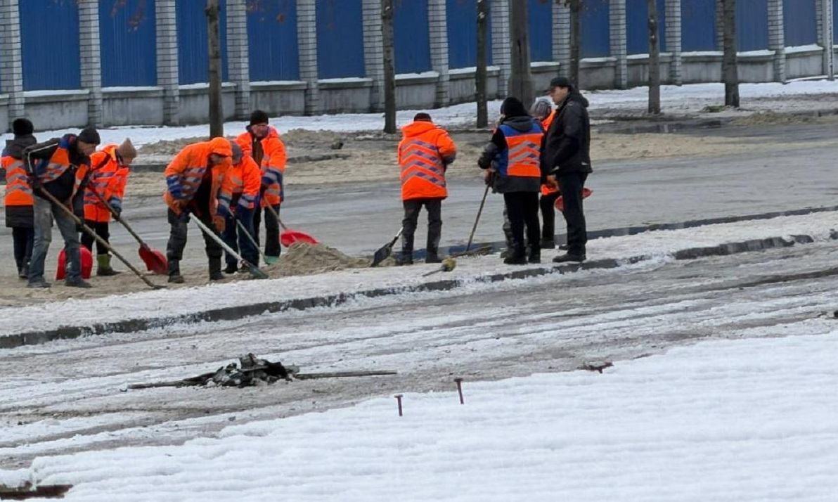 через-удар-рф-по-дніпру-на-дороги-вилилося-300-тонн-оліі-де--1a3ed8cf