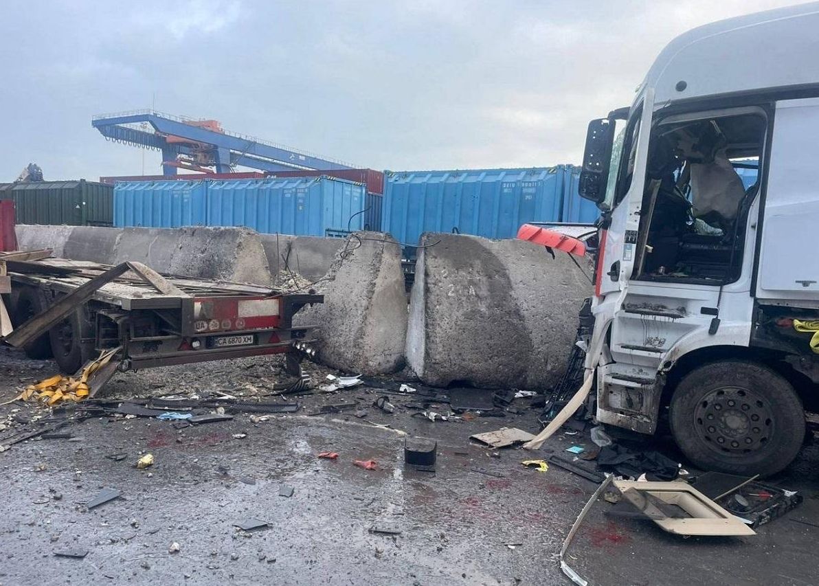 росія-вдарила-по-двох-портах-на-одещині-є-загиблии-та-багато-baad602d