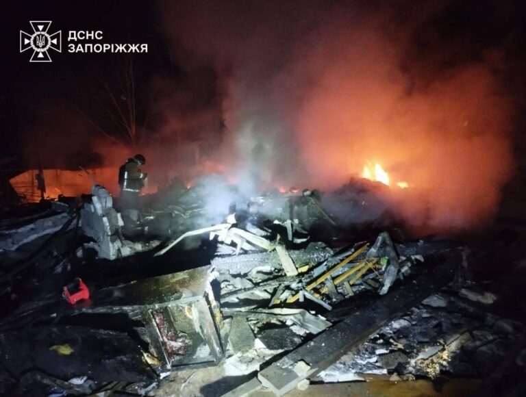 росія-вдарила-по-приватних-будинках-на-запоріжжі-є-жертви-фо-efb380d5