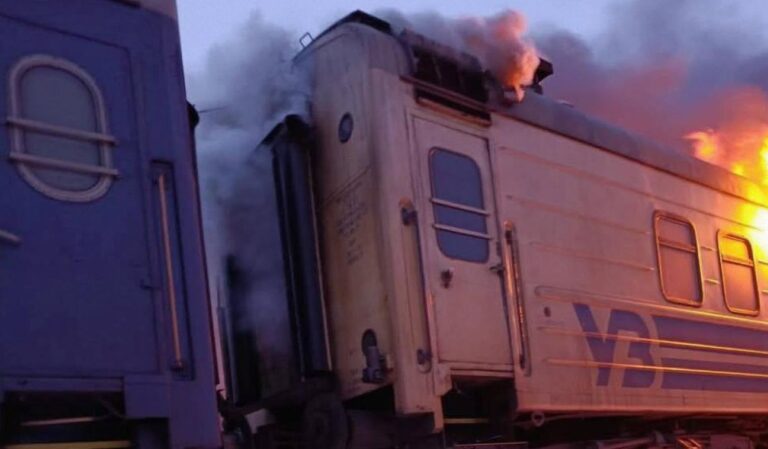 росіяни-вдарили-дронами-по-пасажирському-потягу-на-харківщин-e1ba9e2f