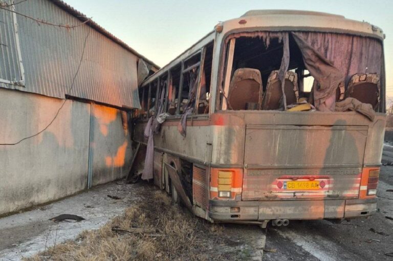 росіяни-завдали-удару-дроном-по-службовому-автобусу-під-павл-19ece632